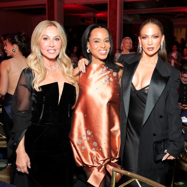 Anastasia Soare, Kerry Washington, and Jennifer Lopez pose for a photo.