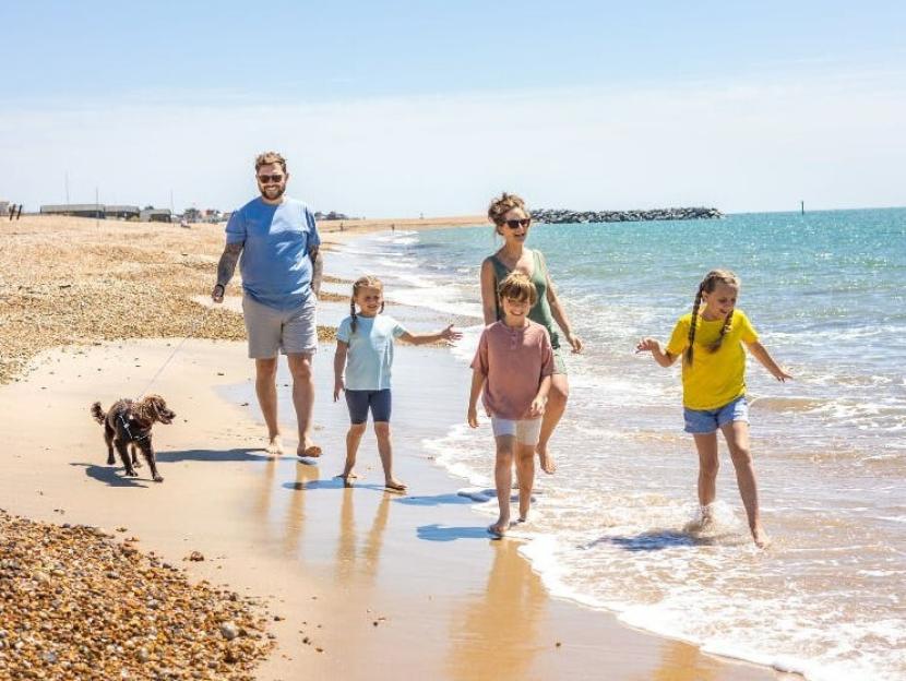 Unforgettable UK Holiday Parks: Dive into Waterparks, Thrill at Theme Parks, and Enjoy Wetherspoons—Stay for as Little as £3 per Person per Night!