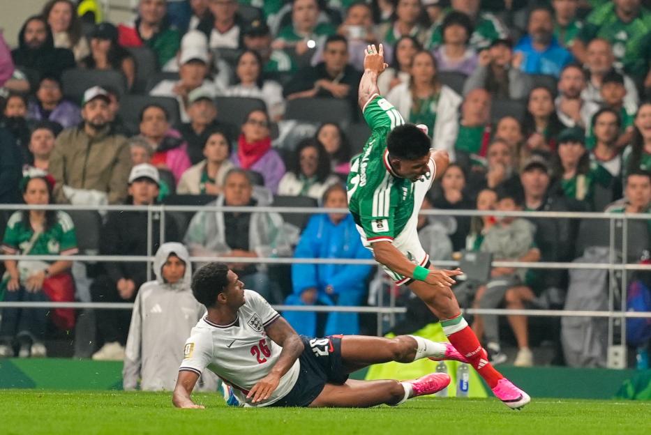 Jarell Quansah of England tackles Jesus Gallardo of Mexico, resulting in a red card.