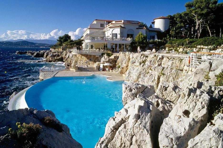 Tragic Accident: 11-Year-Old Girl Loses Life After Hair Gets Entangled in Pool Drain During Family Vacation in Italy