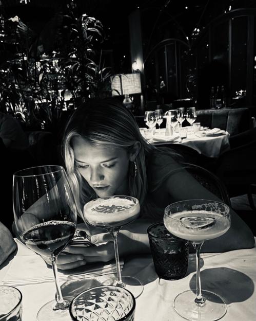 Footballer’s Wives Star Celebrates Lookalike Daughter’s 18th Birthday – Can You Guess Who Her Famous Mom Is?