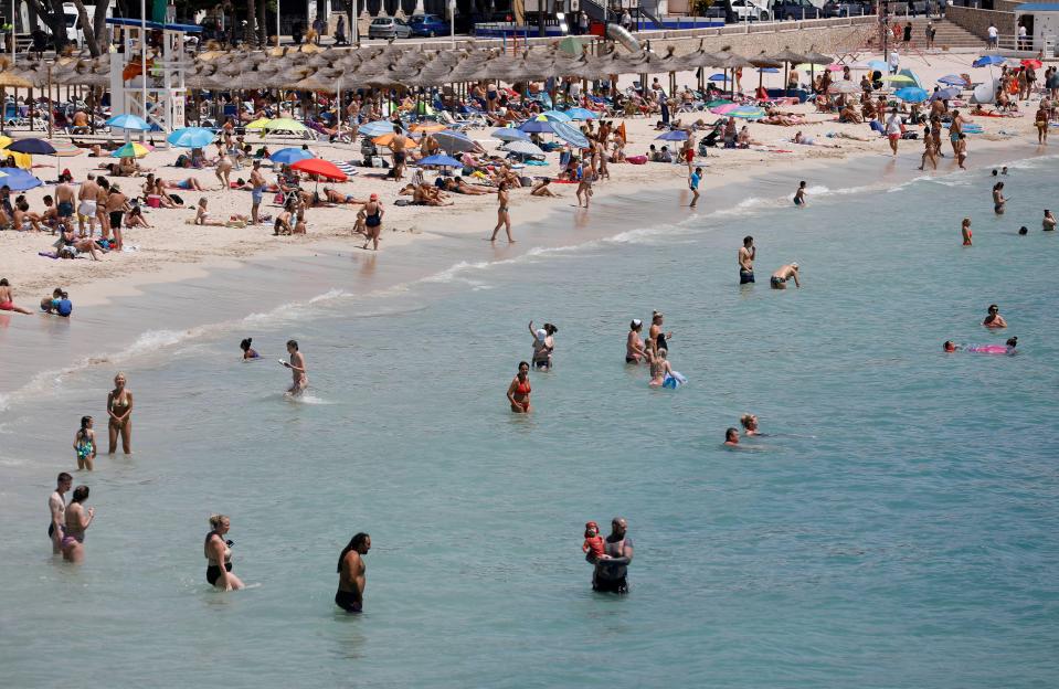 Calvia, Spain. 11th June, 2022. People swimming and sunbathing on the beach of Palmanova in Mallorca. Credit: Clara Margais/dpa/Alamy Live News