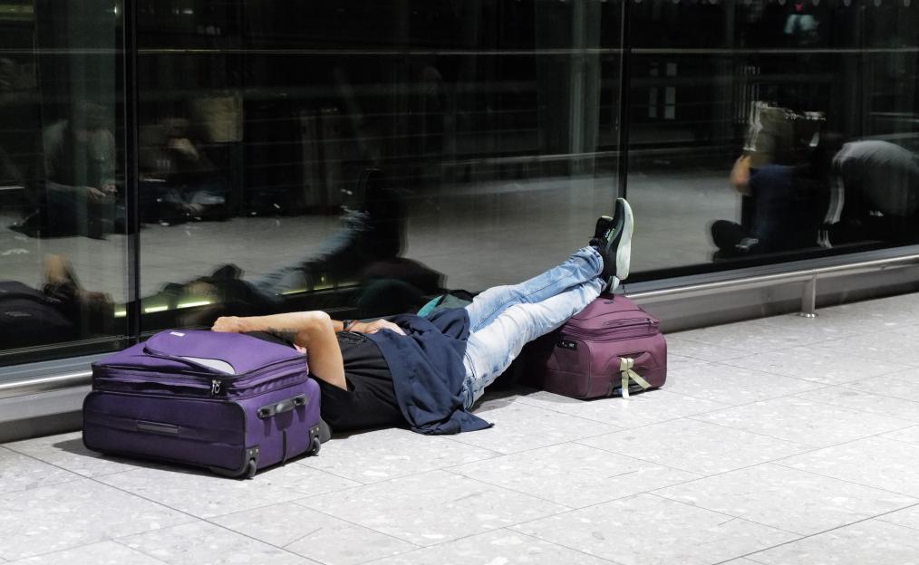 W8media..w8media Heathrow Airport Chaos ..1000s of passengers are stranded overnight at Heathrow airport and face lengthy delays and cancellations of 100s of flights as they try to head off to their holidays after computer system issues at Lond