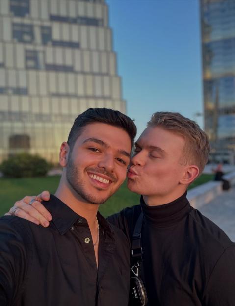 Max Balegde and his boyfriend pose for a selfie.