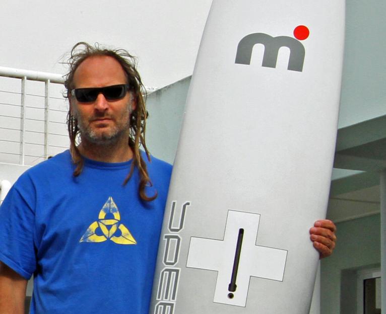 Windsurfing Legend Passes Away at 60 While Walking on the Beach, Leaving Behind a Remarkable Seven-Figure Legacy