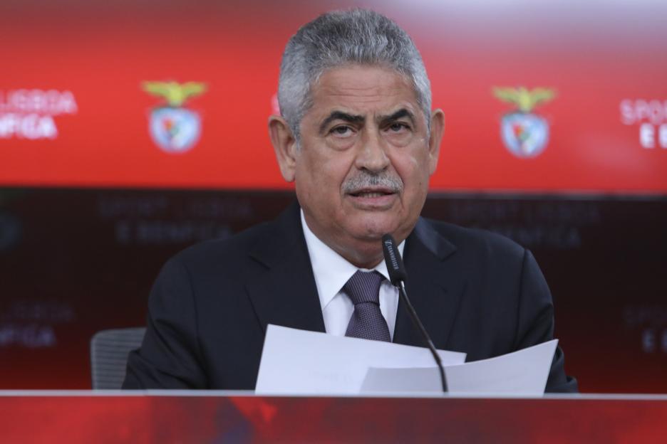 Benfica's president Luis Filipe Vieira reads a statement.