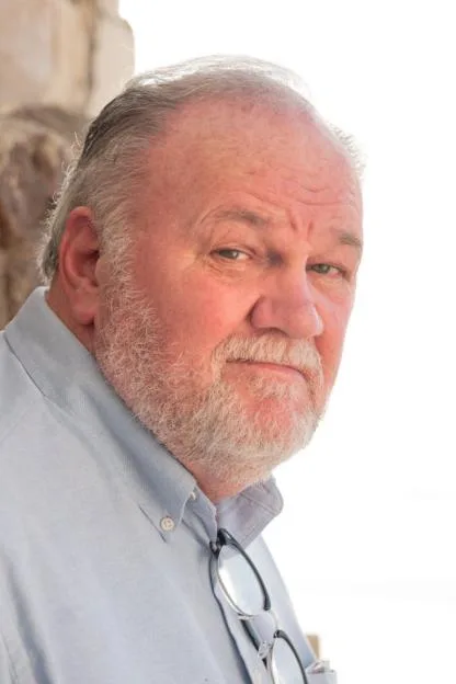 Thomas Markle looking at the camera.