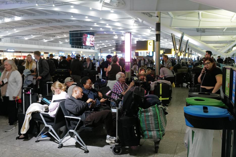 W8media..w8media Heathrow Airport Chaos ..1000s of passengers are stranded overnight at Heathrow airport and face lengthy delays and cancellations of 100s of flights as they try to head off to their holidays after computer system issues at Lond