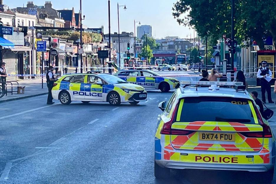 '22-Year-Old Stabbed to Death in South London: Six Men Arrested in Ongoing Murder Investigation'