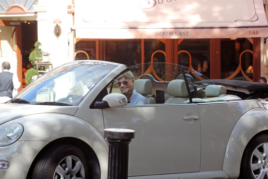 Richard Madeley risks a £2K fine for picking his nose while driving.