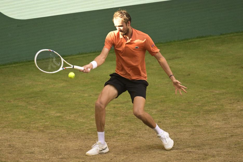Daniil Medvedev in action during his quarter-final match at the ATP 500 Halle Open.