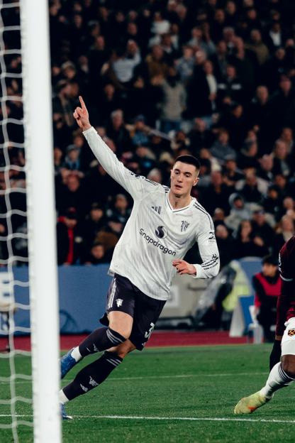 'Inside Benjamin Sesko's Game-Changing Training: From VR Glasses to Sauna Sessions, How He's Revamped Man Utd's Performance'