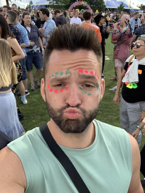 Steve Roe taking a selfie at a festival.