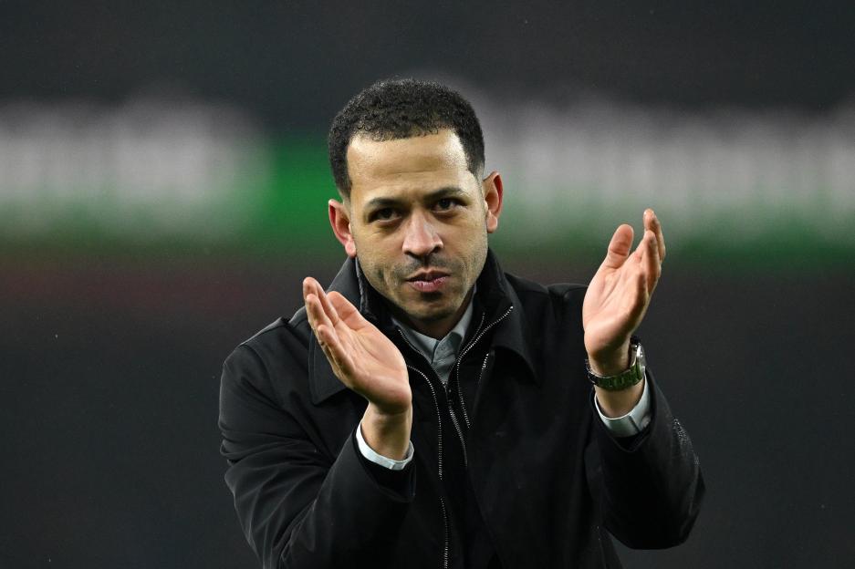 Arsenal Icon Shocked as Chelsea Exits 'Quietly', Fans Critique 'Strange' Liam Rosenior Lineup