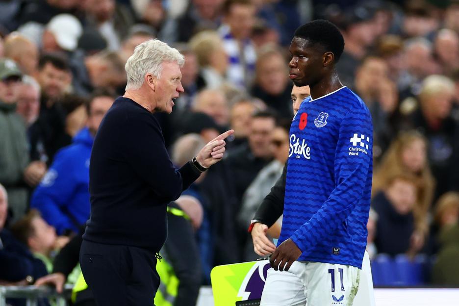 David Moyes Gives Everton Striker Thierno Barry a Fiery Dressing Down During Fulham Win