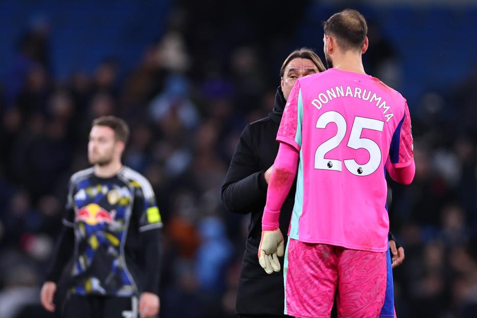 Manchester City player Donnarumma in a pink uniform during the Premier League match against Leeds United.