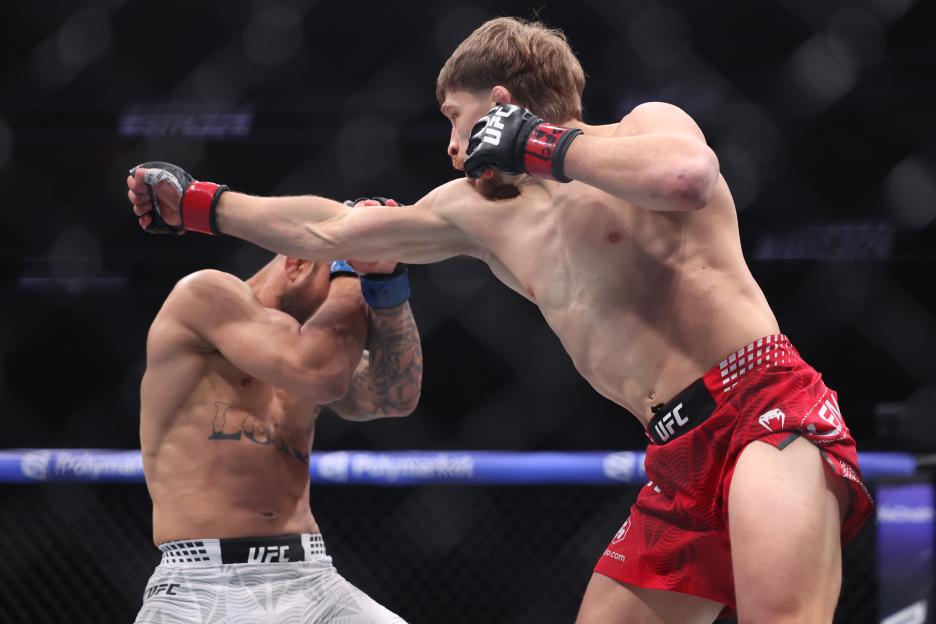Arnold Allen swinging a punch at Jean Silva during their UFC featherweight bout.