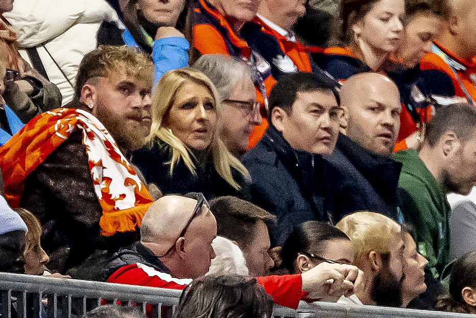 Jake Paul at the women's 1,000 meters long track speed skating final.