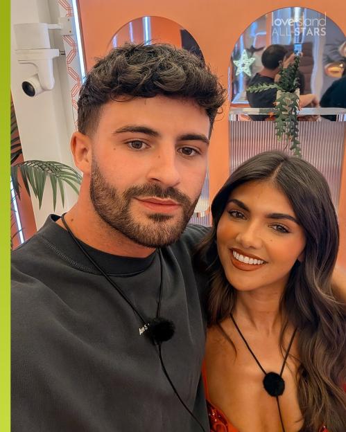 Ciaran Davies and Samie Elishi posing for a selfie.