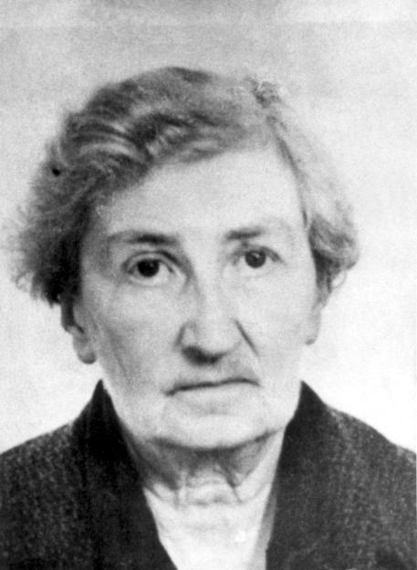 Black and white headshot of murder victim.
