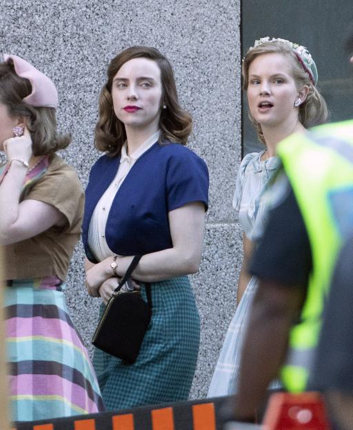 Pop Sensation Ditches Tomboy Look for Classic 1950s Style in Movie Debut – Guess Who!