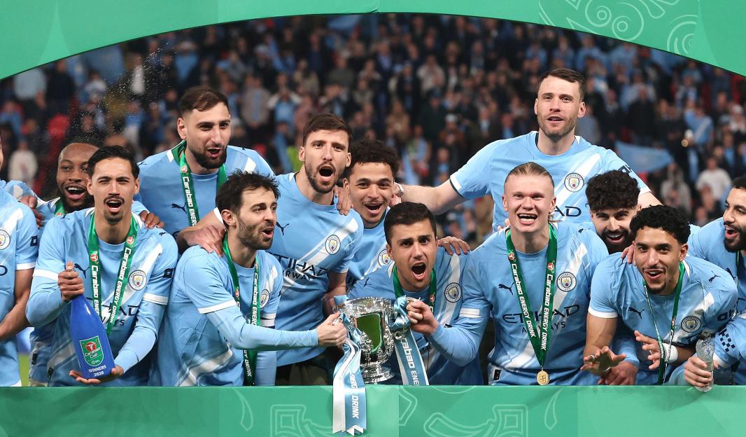 London, UK. 22nd Mar, 2026. LONDON, ENGLAND, MARCH 22: Bernardo Silva & Rodri of Manchester City hold aloft the Carabao Cup trophy with there team mates after the 2-0 victory during the match between Arsenal FC and Manchester City FC in the Carabao C