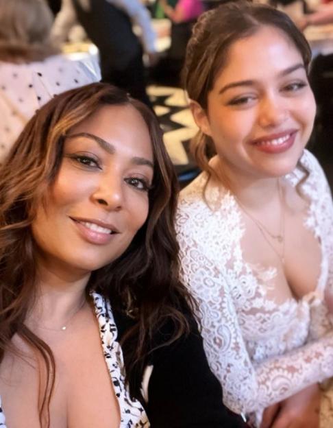 Lisa I'Anson and Deia Pizzey posing for a photo.