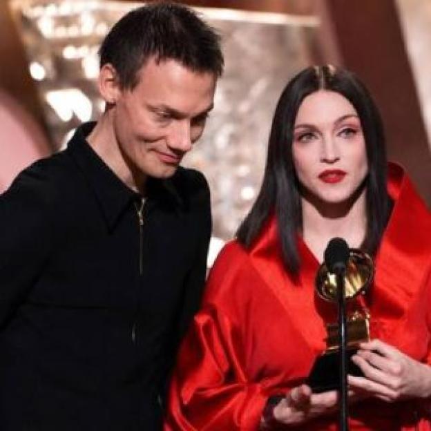 Madonna and William Orbit at the 1999 Grammys, Madonna holding an award.