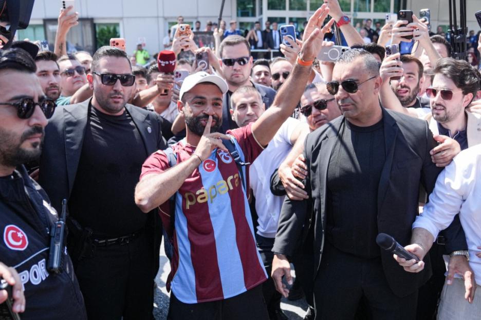 Egyptian football star Mohamed Salah makes a "shush" gesture to a crowd in Istanbul.