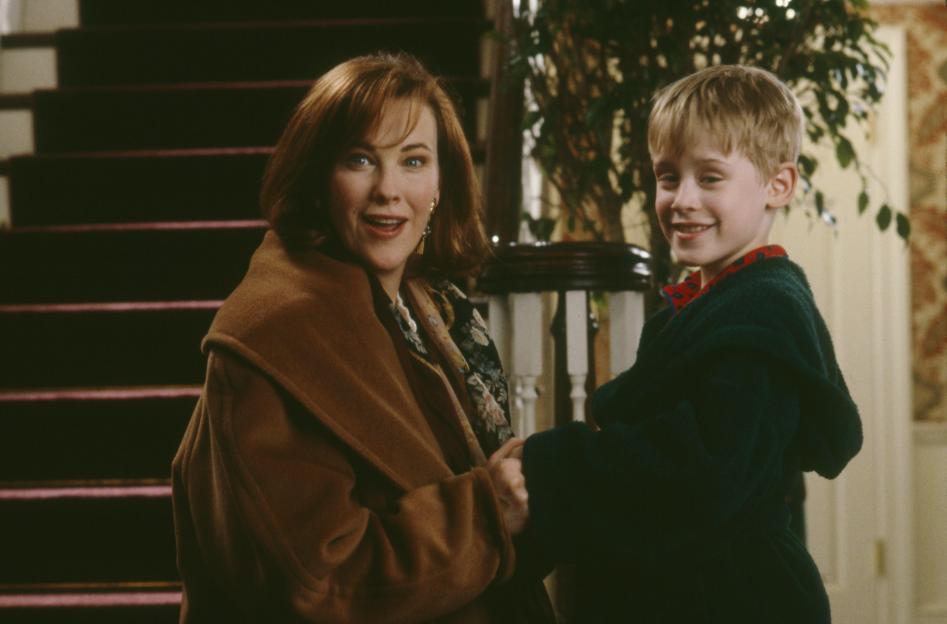 Catherine O'Hara and Macaulay Culkin in Home Alone.