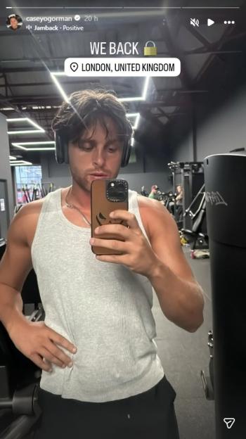 Casey O'Gorman taking a mirror selfie in a gym.