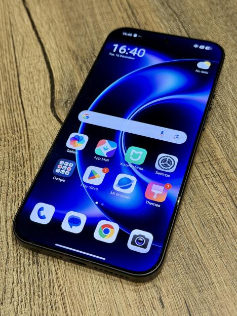 Xiaomi smartphone displaying its home screen with various app icons.