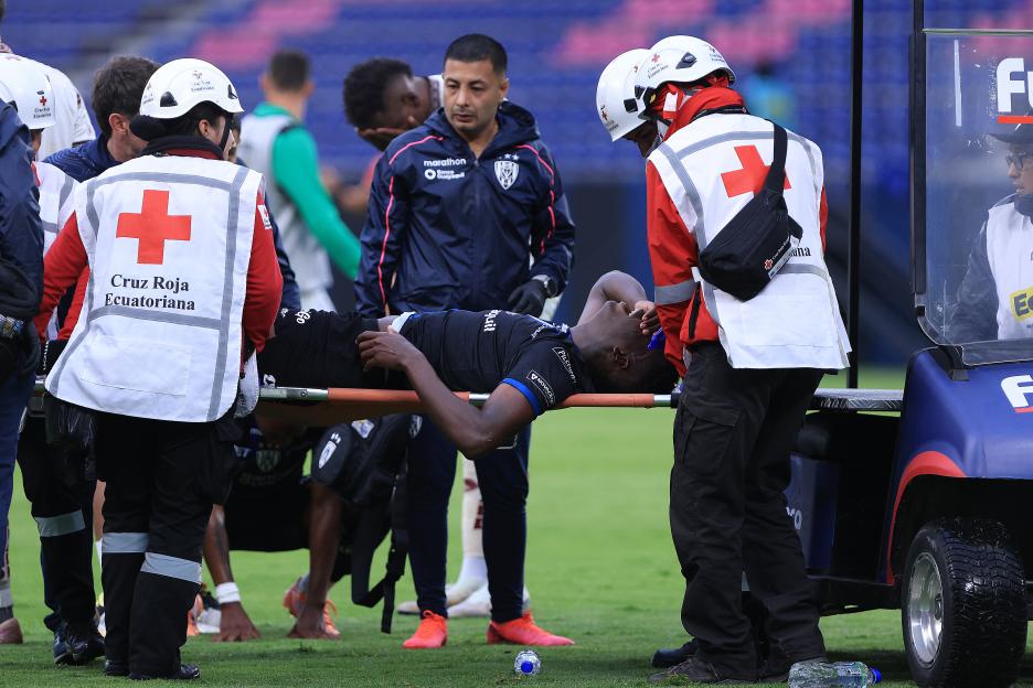 Jean Pierre Vernaza of Independiente del Valle grimaces in pain after suffering an injury during a soccer match.
