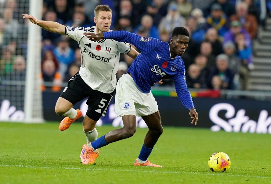 Liverpool, UK. 8th Nov, 2025. Thierno Barry of Everton (R) is challenged by Joachim Andersen of Fulham during the Everton vs Fulham Premier League match at Hill Dickinson Stadium, Liverpool. Picture credit should read: Andrew Yates/Sportimage Credit: