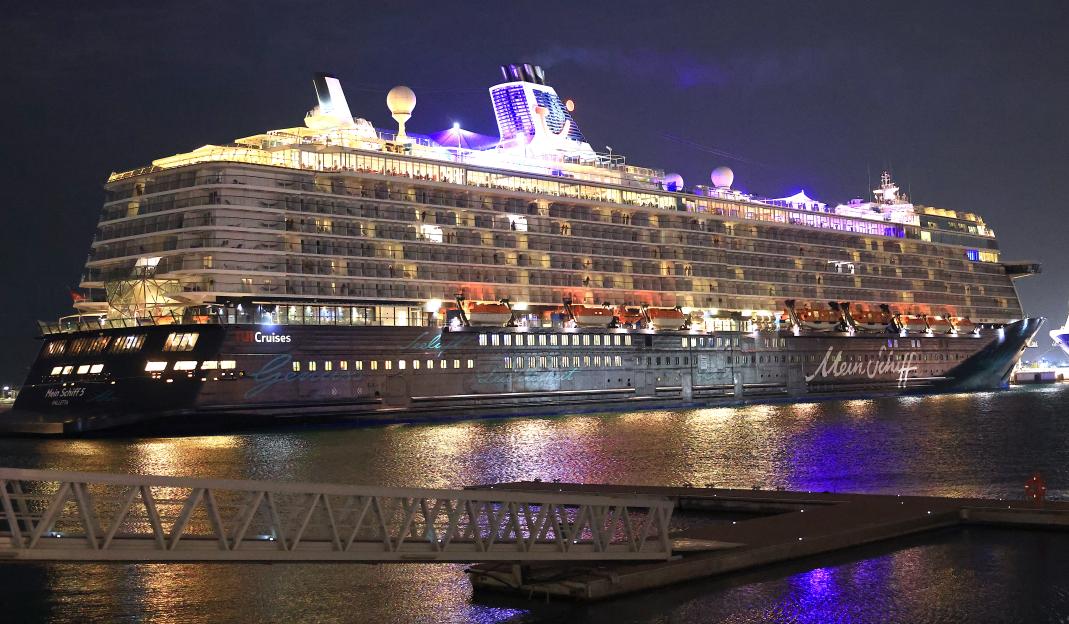 Iran Crisis Disrupts Cruises, Leaving Thousands of Passengers Stranded in the Middle East