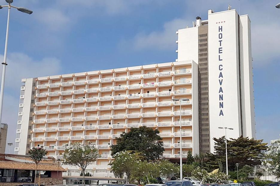 Tourist Injured After Balcony Collapse at Spanish Hotel Falls on Him While Swimming