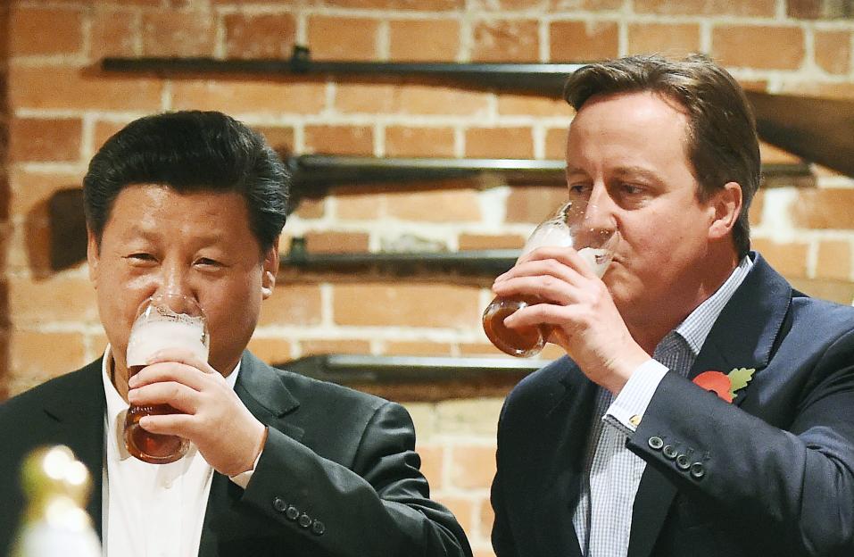 British Prime Minister David Cameron welcomes Chinese President Xi Jinping to Chequers