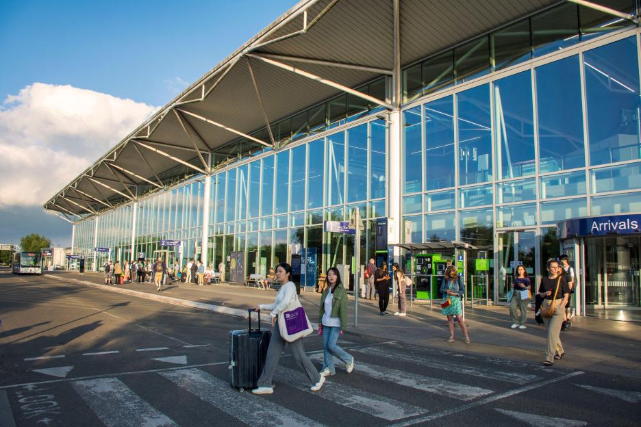 UK Airport Grounds All Flights, Leaving Passengers in Chaos and Diverting Arrivals Nationwide