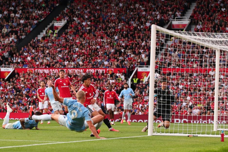 Manchester United vs Manchester City Premier League match.