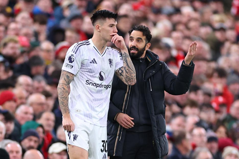 Manchester United head coach Ruben Amorim instructs Benjamin Sesko during a match against Liverpool.