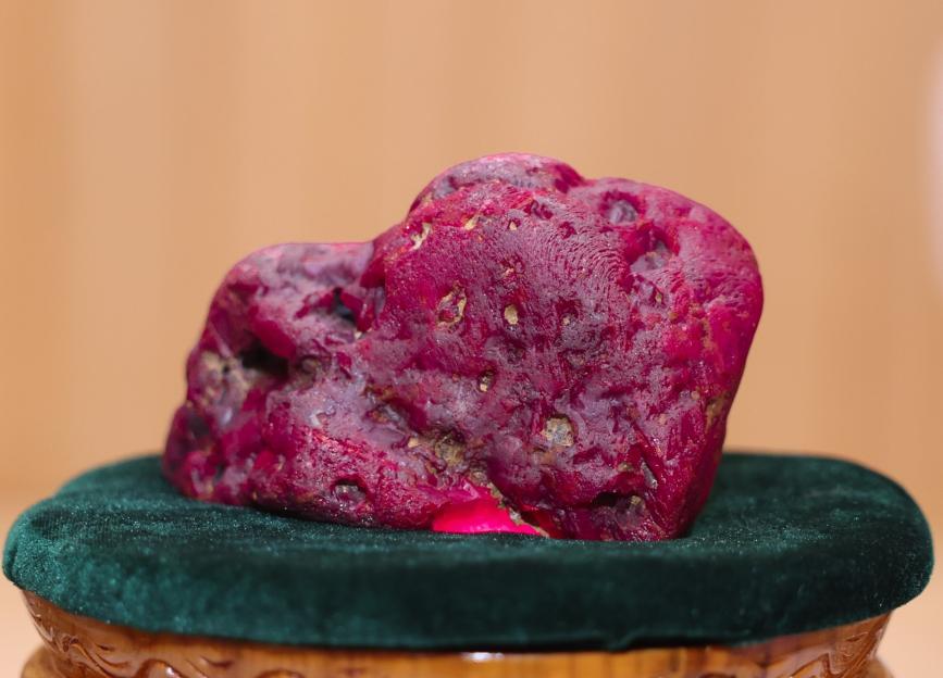 Massive 11,000-Carat Ruby Discovered – Weighing as Much as a Dog and Potentially Worth Millions!