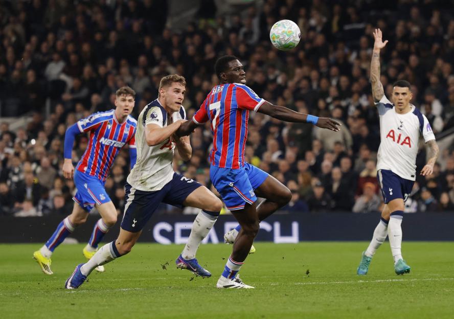 Spurs Suffer Setback as Micky van de Ven Receives Red Card, Crystal Palace Equalizes with Penalty