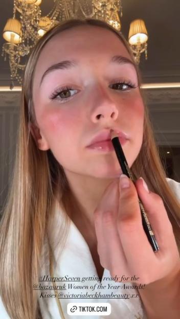 Harper Seven applying lip liner.