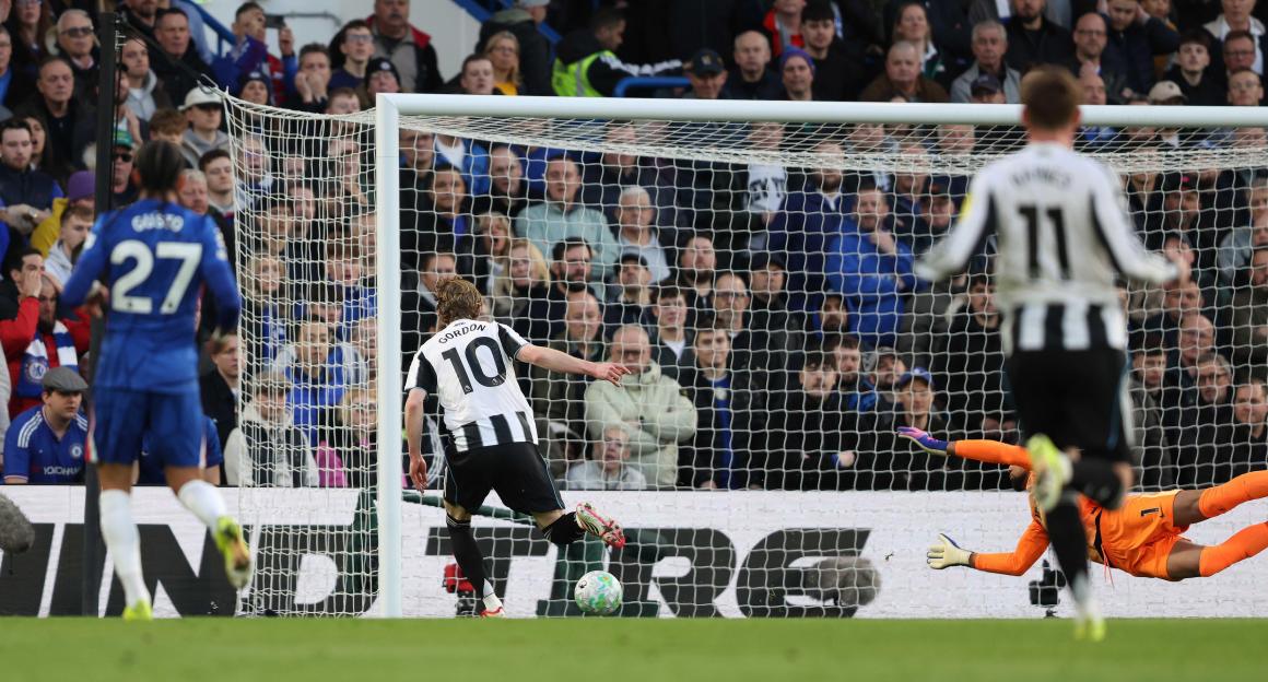 Newcastle Edges Chelsea 1-0: Anthony Gordon Stuns Stamford Bridge as Rosenior's Managerial Lift Fizzles Out