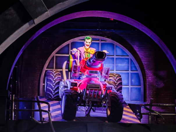 The Joker figure on a pink ATV with a large cannon, from Batman: Gotham City Escape at Parque Warner Madrid.