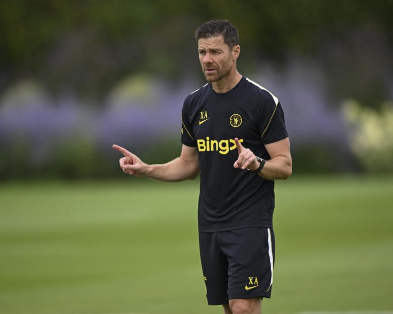 Xabi Alonso Shakes Things Up: Longtime Chelsea Coach Gets a Surprising New Role on Matchday Team!