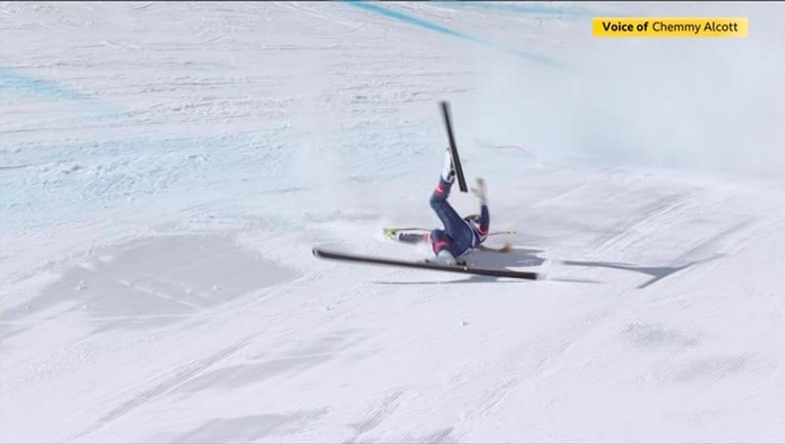 Lindsey Vonn crashing during a ski race.