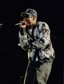 Jay-Z Sparks Controversy with Curfew-Breaking Show as Celebrities Flock to Unforgettable Anniversary Concert