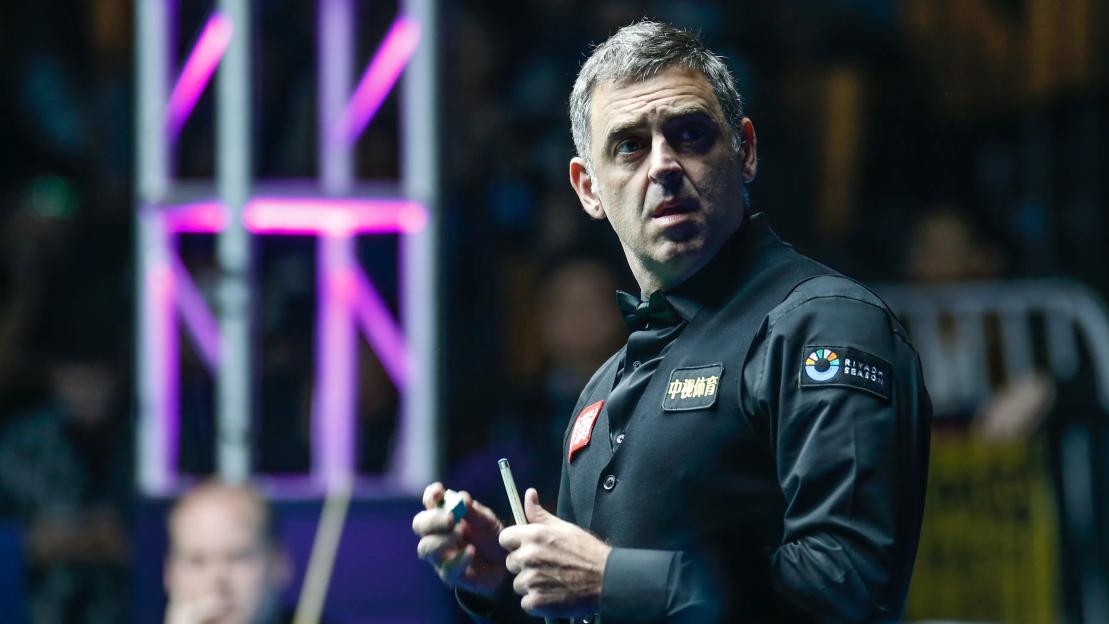 Ronnie O'Sullivan chalking his cue.