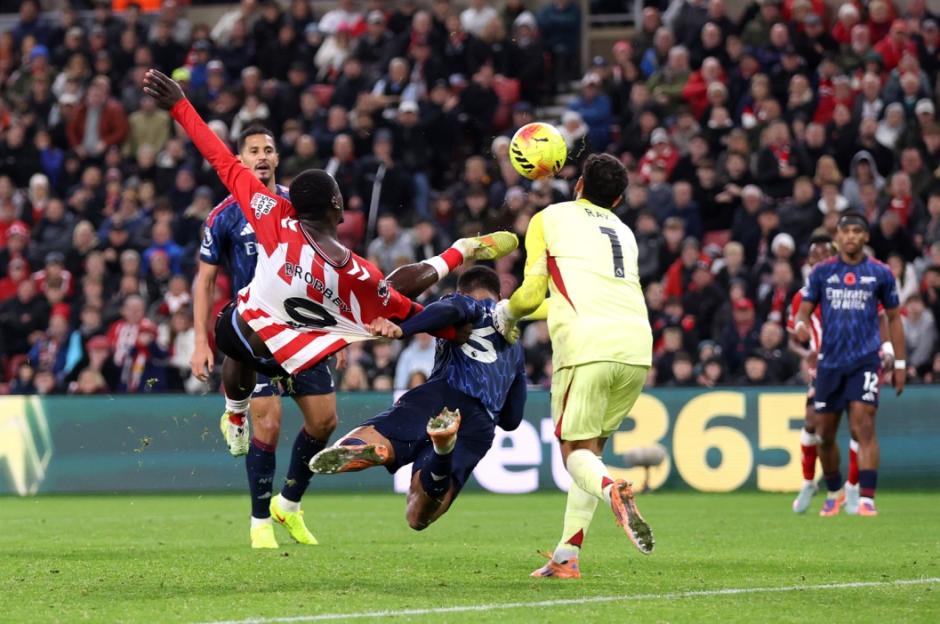Sunderland striker Brobbey being fouled by an Arsenal player in the penalty area during a Premier League match.